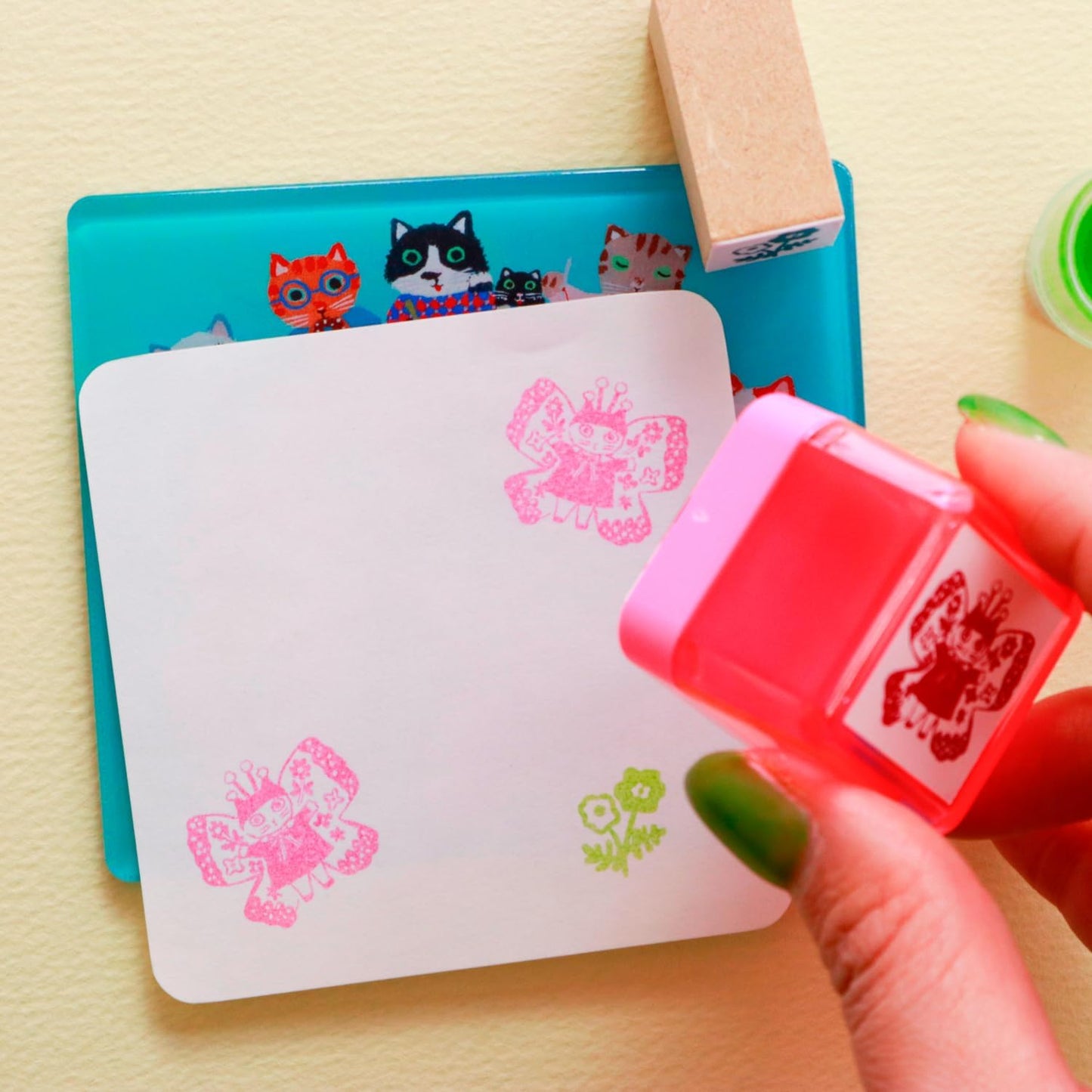 Sanby - Yumi Kitagishi Collaboration - Portable Push-Button Stamp - Outgoing Cat